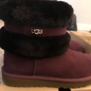 NEW never worn Ladies size burgundy & black. It’s getting cold better grab